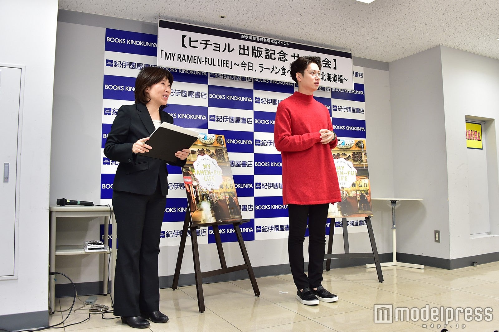 囲み取材の模様（C）モデルプレス