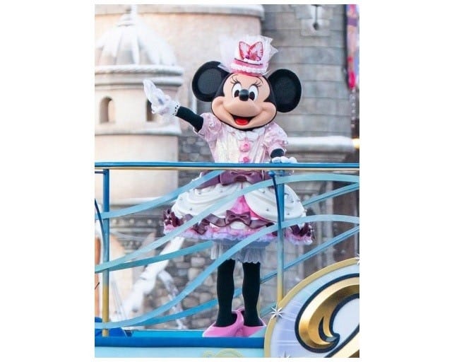 「テーブル・イズ・ウェイティング」のコスチュームでミニーマウスがご挨拶