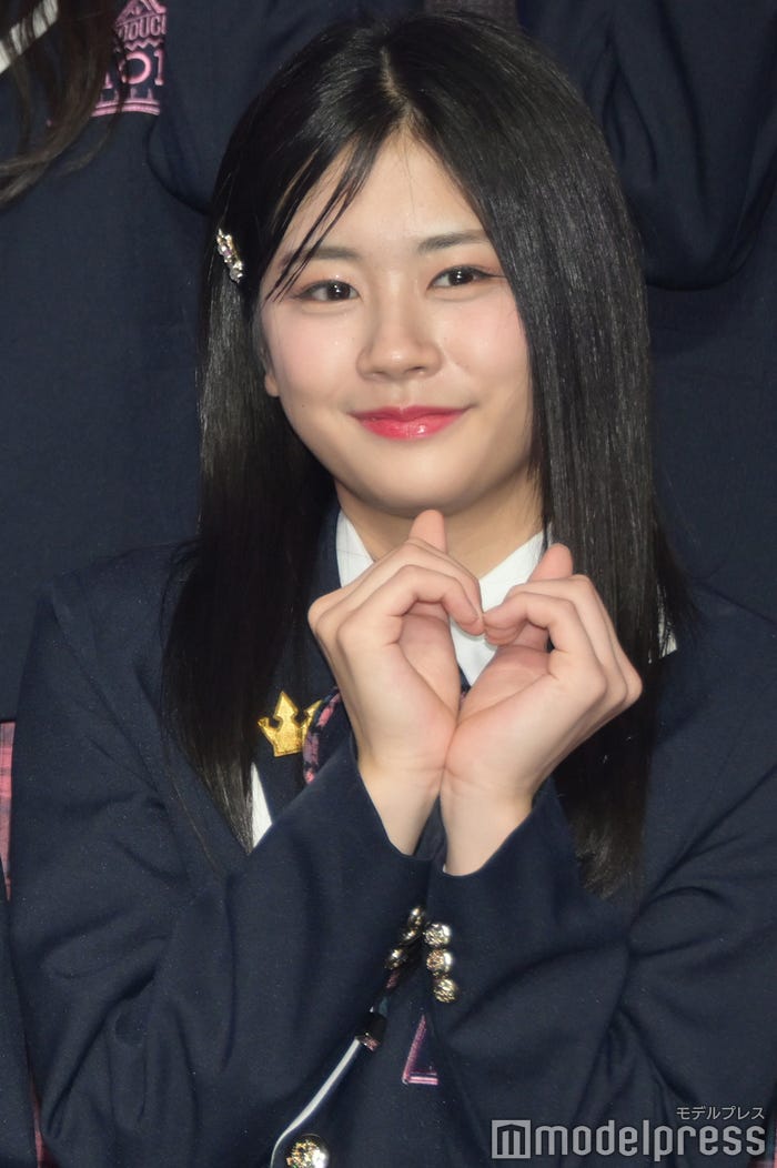 お披露目会でもうさぎハートをする佐々木心菜(C)モデルプレス