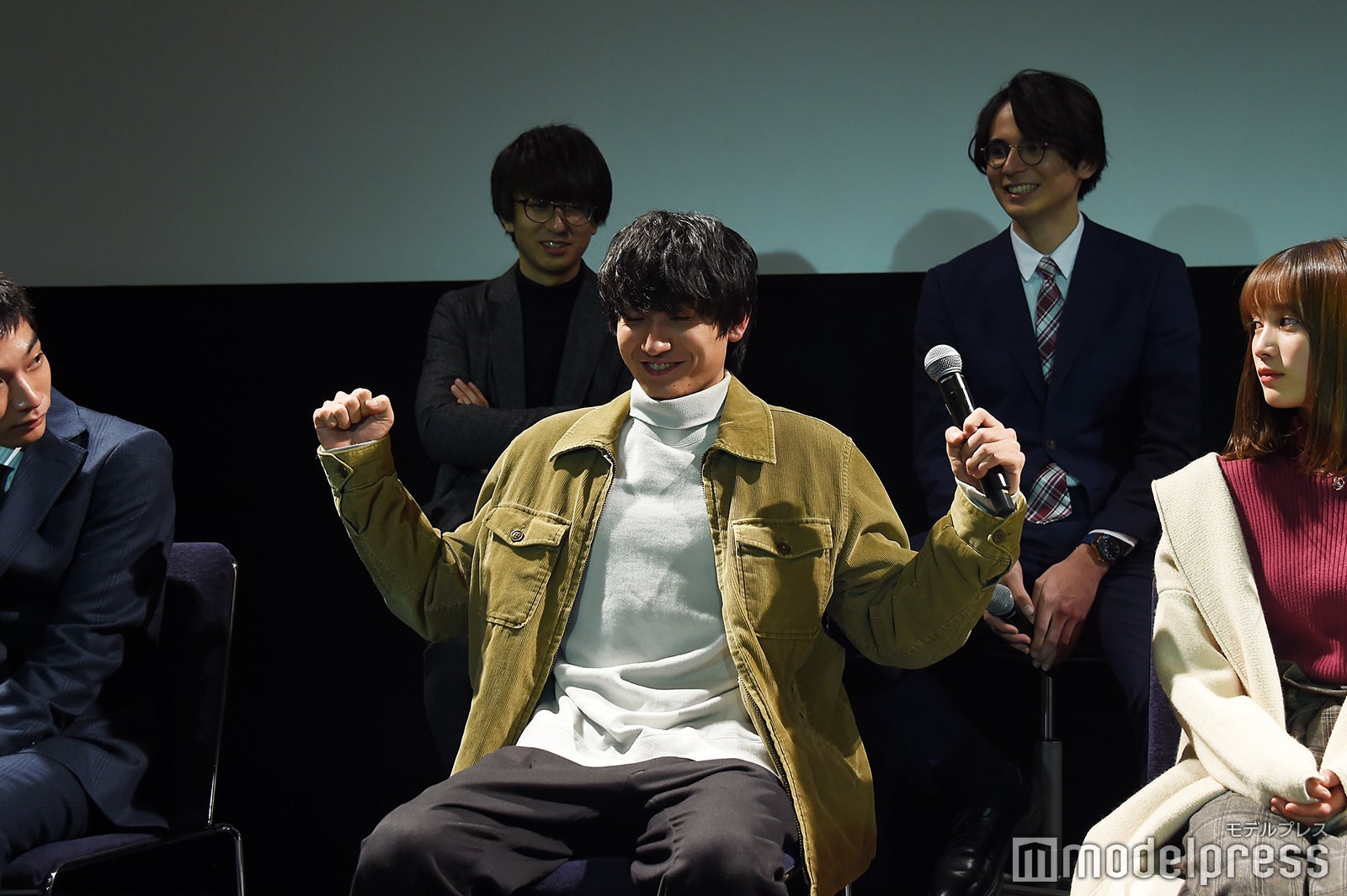 叫び声を上げながらの筋トレを再現する金子大地（C）モデルプレス