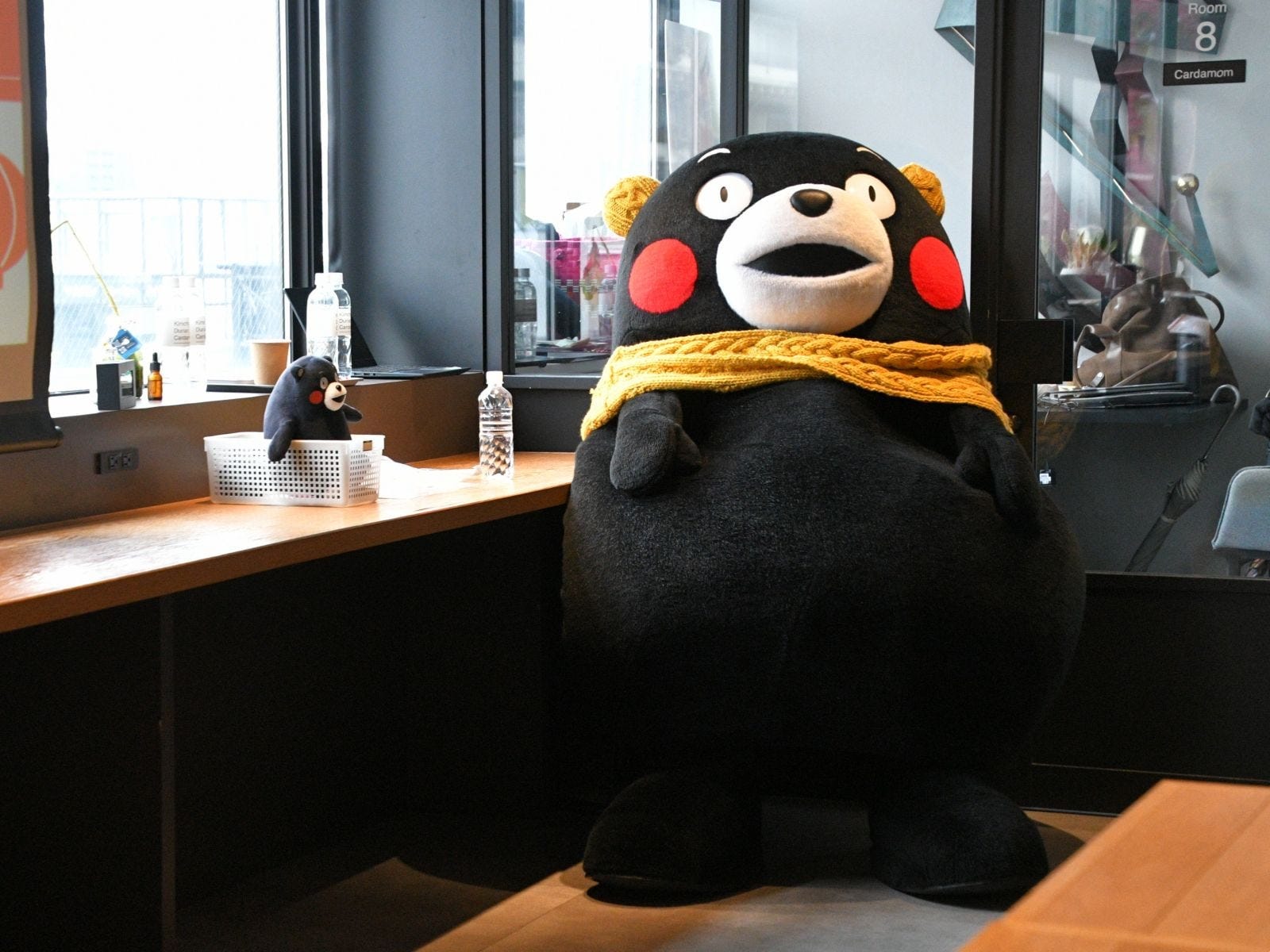 くまモン就寝中＝2月8日、東京都新宿区