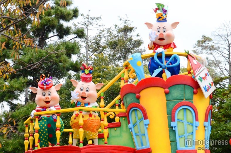 三匹のこぶた（左から・フィドラー、ファイファー、プラクティカル）