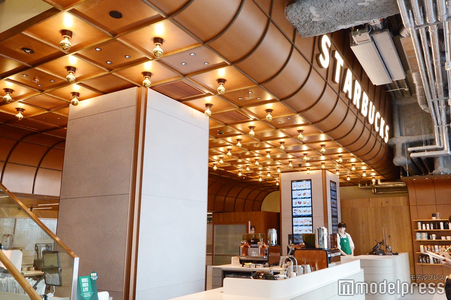 東急歌舞伎町タワーにスタバ新店舗、コンセプトは“コーヒーシアター” 朝7時開店&観劇前の待ち時間にも便利