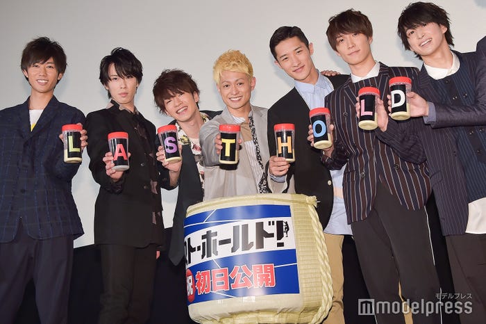 (左から)阿部亮平、宮舘涼太、深澤辰哉、塚田僚一、岩本照、渡辺翔太、佐久間大介 (C)モデルプレス