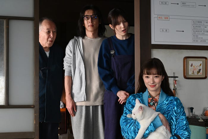 橋爪功、高橋一生、本田翼、宮本茉由「6秒間の軌跡~花火師・望月星太郎の2番目の憂鬱」第1話より(C)テレビ朝日