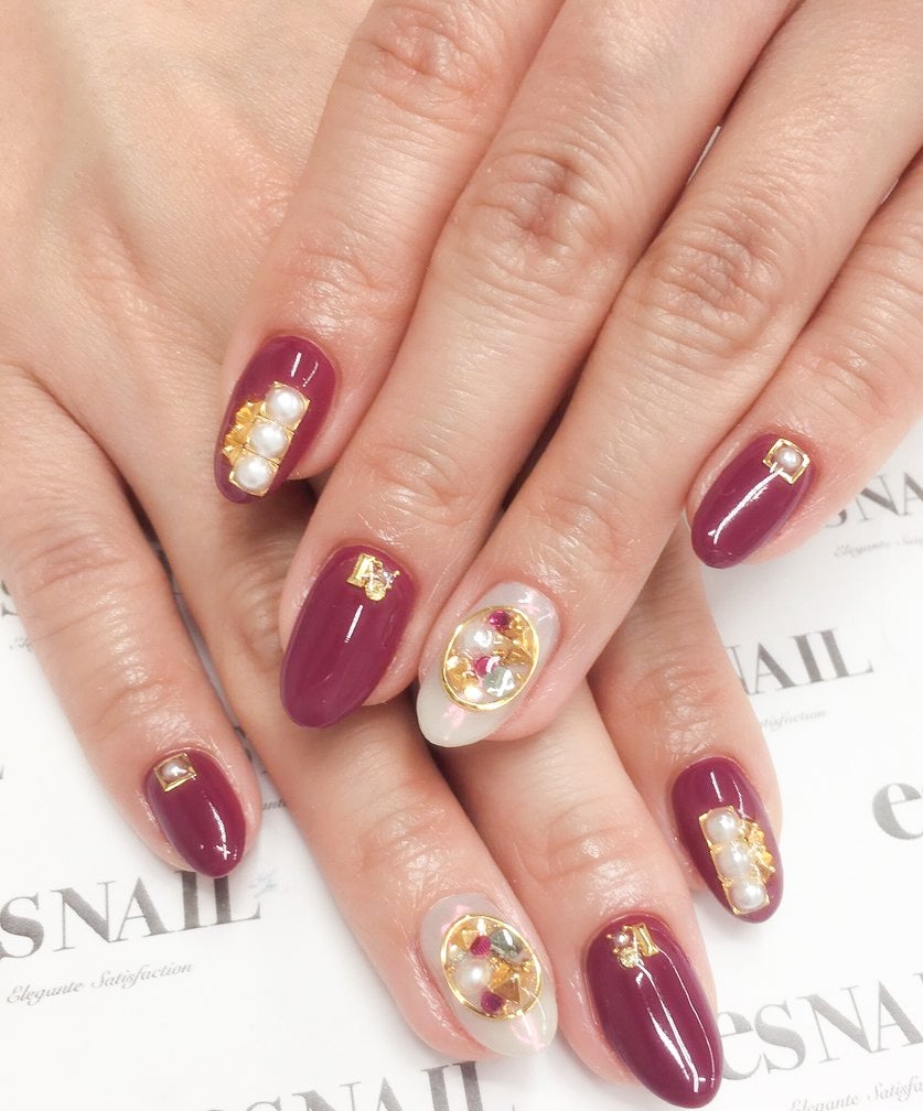 色っぽいボルドーでデートネイルもバッチリ（画像提供：esNAIL）