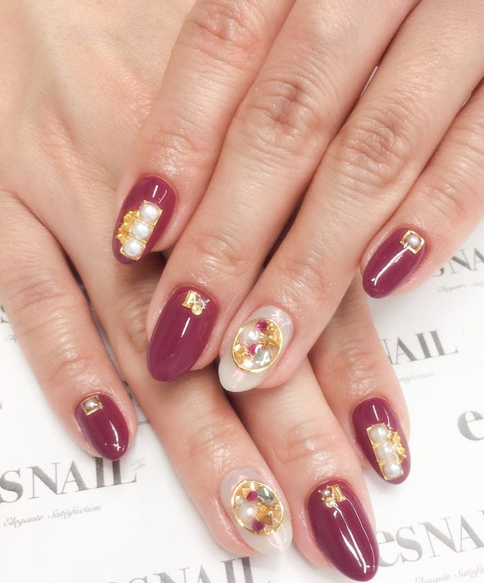 色っぽいボルドーでデートネイルもバッチリ(画像提供:esNAIL)