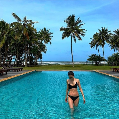 菜々緒、美バスト＆腹筋あらわ ビキニ姿に反響「眼福」「ずっと見てたい」