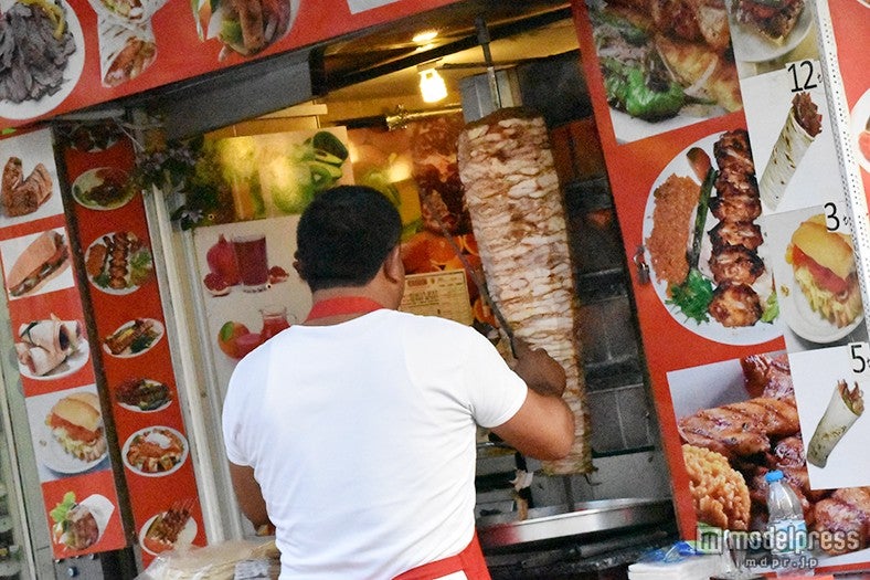 ケバブはオーダーしてからスライスして肉を切り出す、大体どこも5リラ程度（約230円）