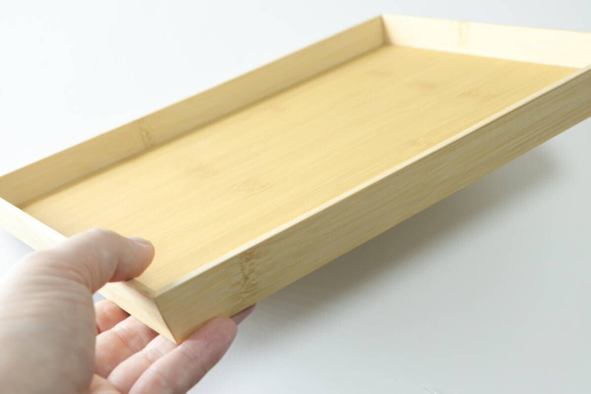 ダイソーのすべりにくいトレーを片手で持ち上げている様子