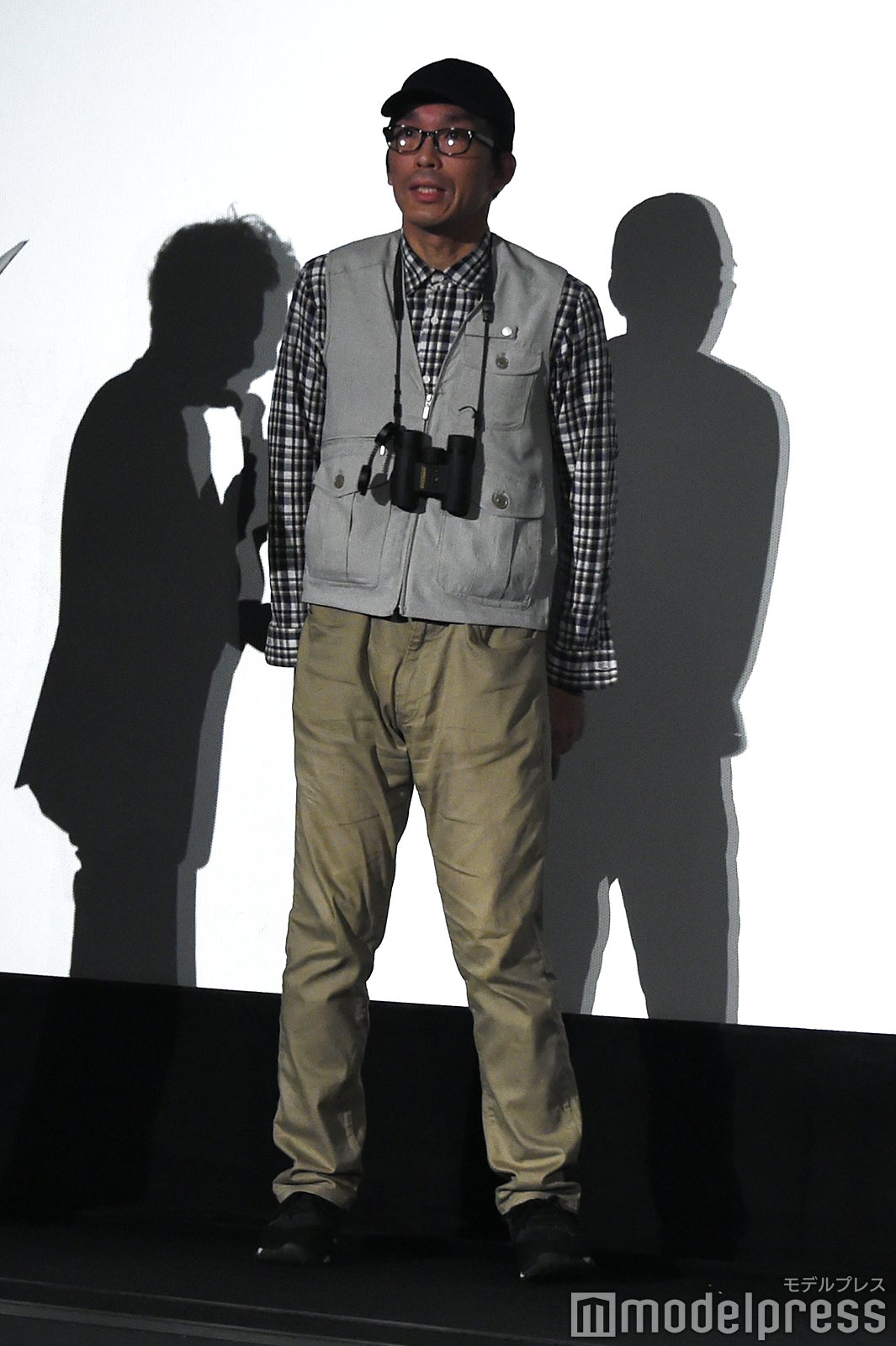 うちわをカウントするために登場した野鳥の会の会員 （C）モデルプレス