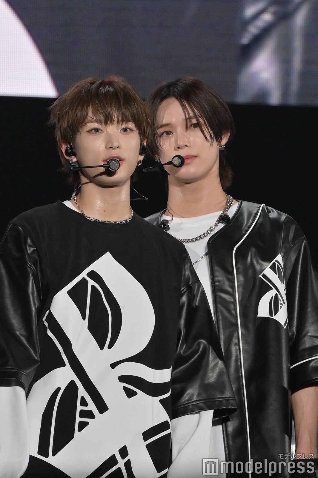 HARUAを映すモニターに映り込もうとするK「BEAT AX」&TEAM（C）モデルプレス