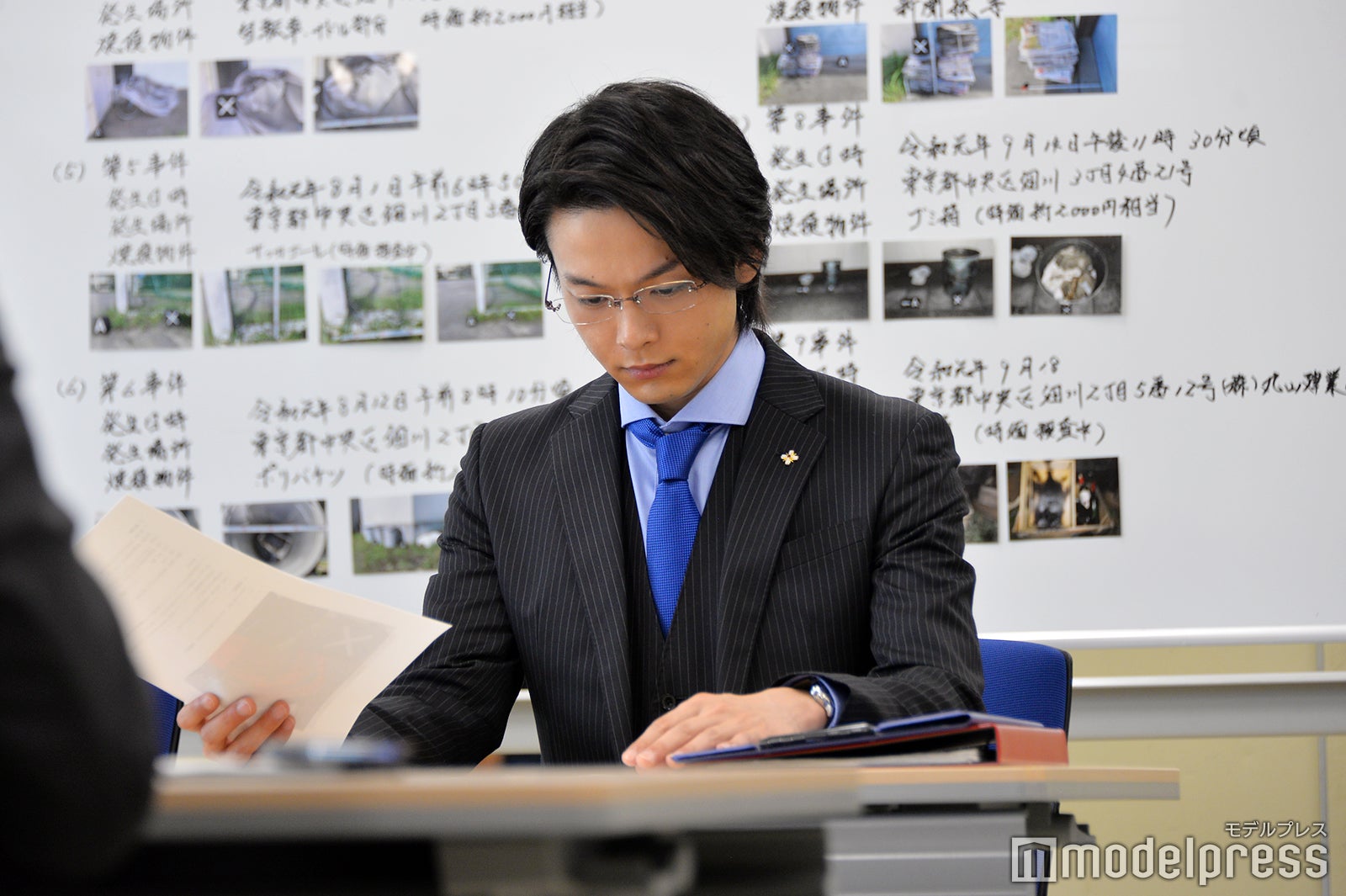 資料を見つめる中村倫也（C）モデルプレス