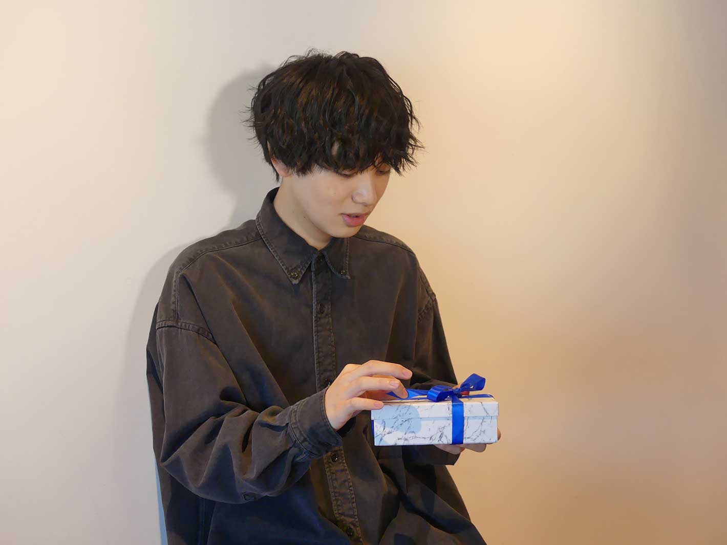 サプライズで重版決定の報告を受ける宮世琉弥（C）SDP