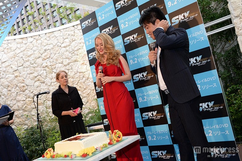 ケーキのサプライズに感激のローレン・マイコラス