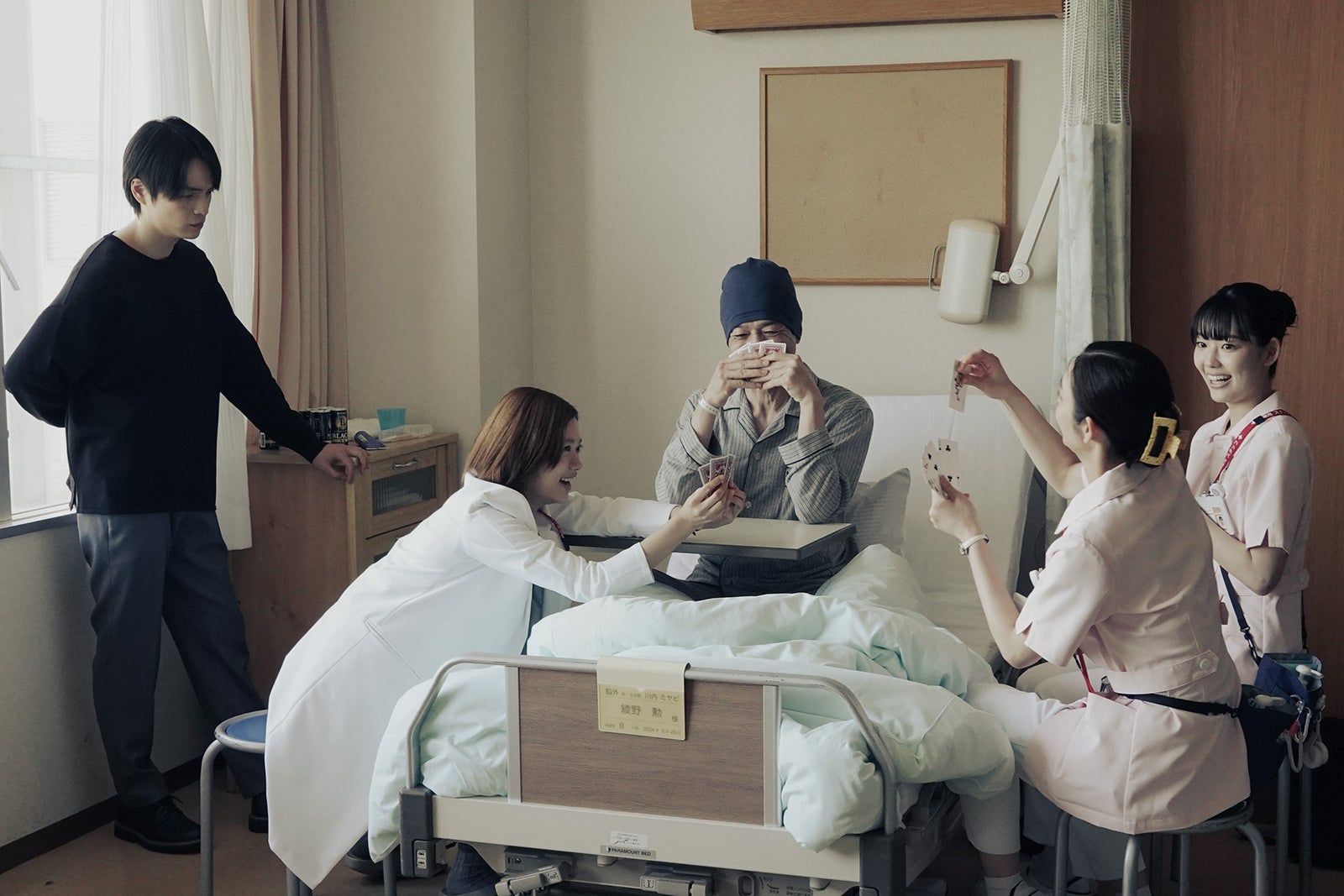 岡山天音、杉咲花、飯田基祐、山谷花純、中村里帆「アンメット ある脳外科医の日記」第8話より（C）カンテレ