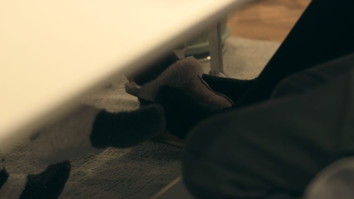 机の下で交わる夢と俊幸の足「TERRACE HOUSE TOKYO 2019-2020」42nd WEEK(C)フジテレビ/イースト・エンタテインメント