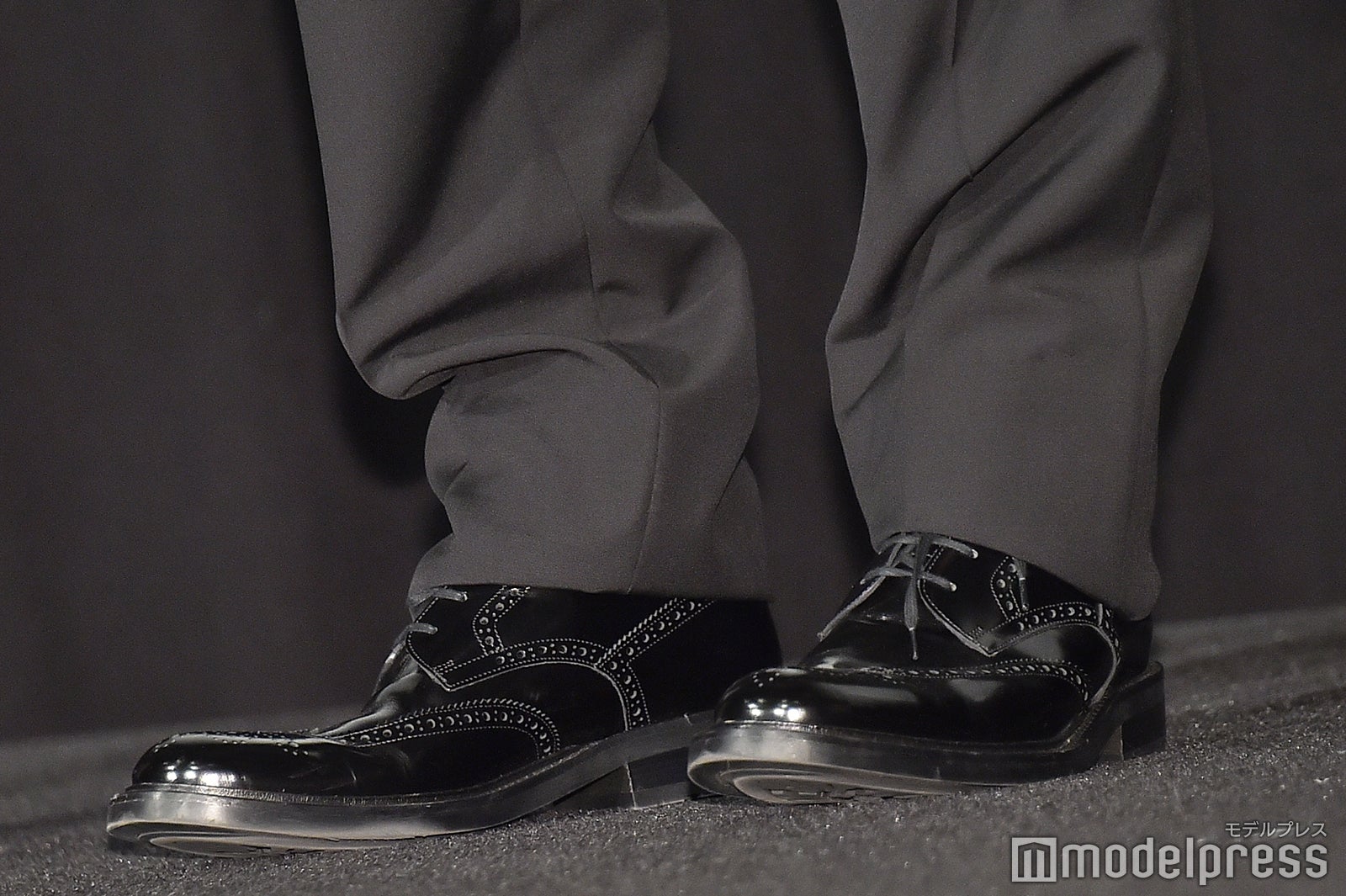 草なぎ剛の足元（C）モデルプレス