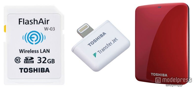 旅行先でも手軽に写真や動画をシェア（左より）「FlashAir」「TransferJet TM」「CANVIO」