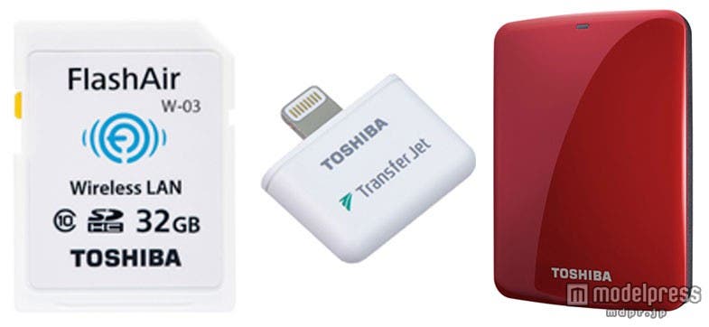 旅行先でも手軽に写真や動画をシェア(左より)「FlashAir」「TransferJet TM」「CANVIO」