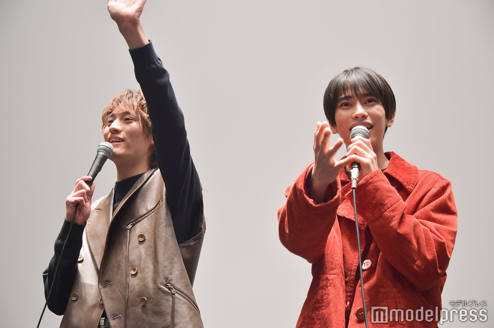 Instagramライブを見た人を確認する上村謙信、本島純政（C）モデルプレス