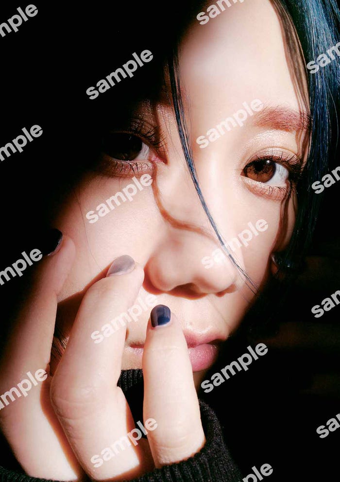 古畑奈和1st写真集「感情の境界線」(5月31日発売)HMV&BOOKS ONLINE購入者限定絵柄/撮影:桑島智輝(C)光文社