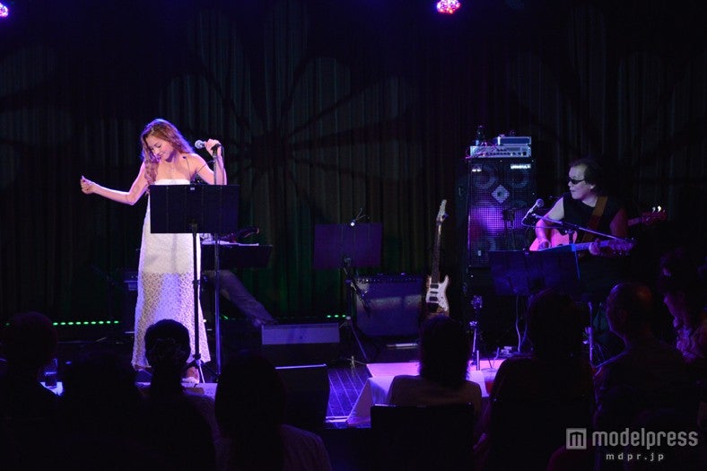 土屋アンナ（左）