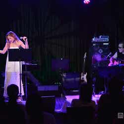 土屋アンナ(左)