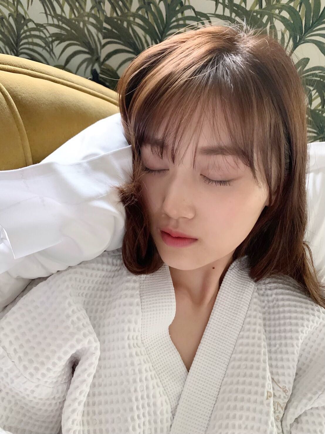 お風呂後に眠ってしまった山下美月（提供写真）