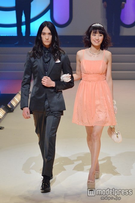 （左より）栗原類、岡本あずさ