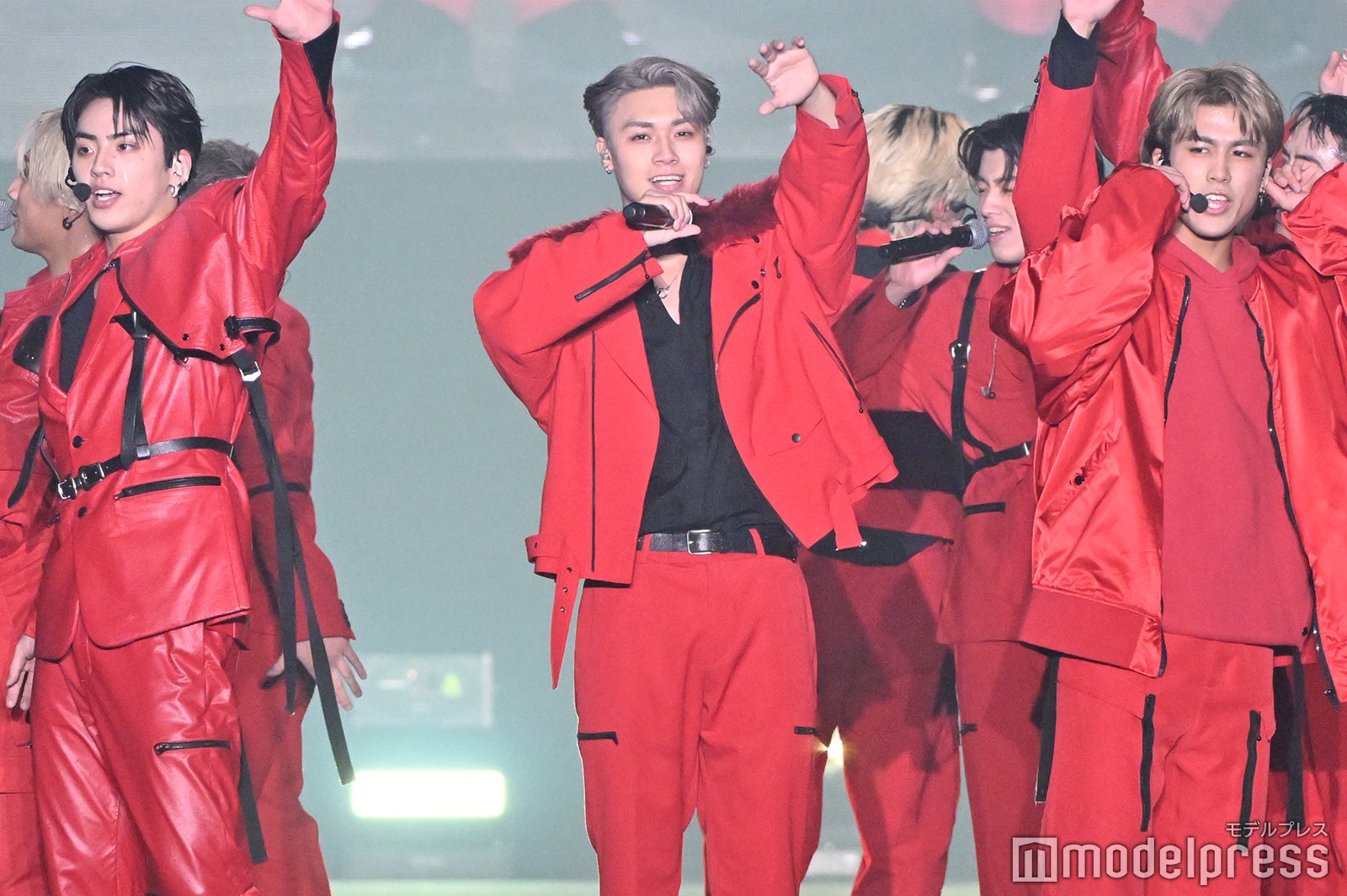 LDHの新世代・THE JET BOY BANGERZ、ランウェイ散らばり観客に