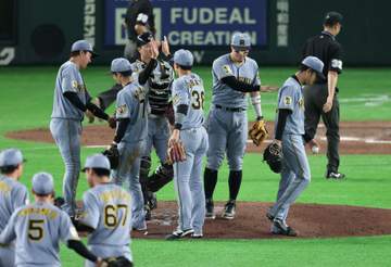 阪神 1638日ぶり完封勝利の高橋遥人 極限集中を物語ったワンシーンにファン注目 1人ベンチへ歩くも慌ててマウンドへ 近本が頭をポンポン