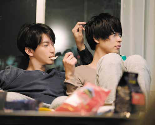 関ジャニ∞大倉忠義、部屋着姿で成田凌と密着 新場面カット解禁<窮鼠はチーズの夢を見る>