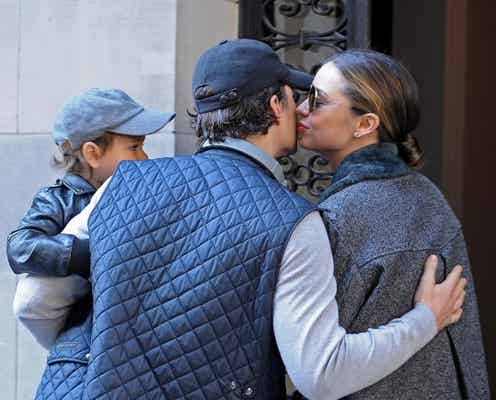電撃離婚のミランダ・カー、オーリーの頬にキス 親子3人で仲よし外出