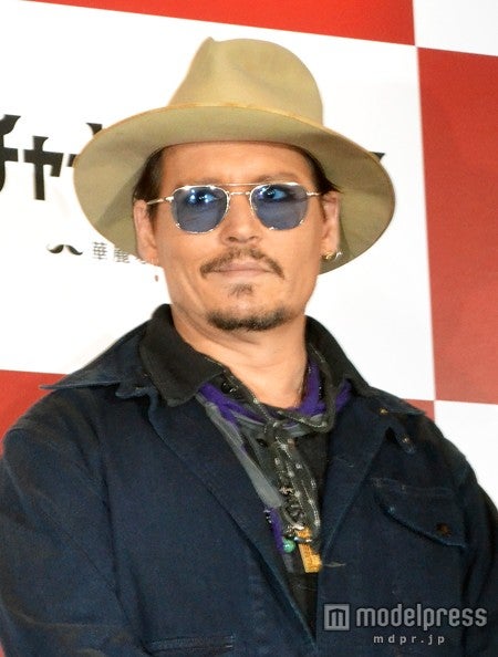 昨日は裸で格闘？　ジョニー・デップ、今日の記者会見では絶好調