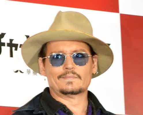 昨日は裸で格闘? ジョニー・デップ、今日の記者会見では絶好調