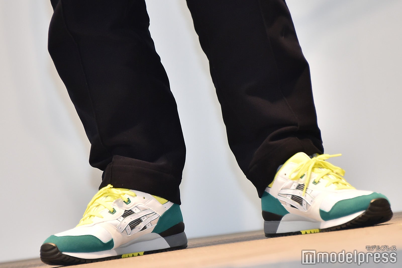 香取慎吾の足元／ジャケットに合わせた色使いがオシャレ◎ （C）モデルプレス