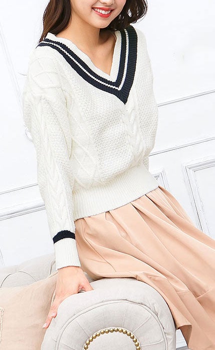 ダブルライン入りVネックケーブルニットトップス「神戸レタス」2790円（税込）／画像提供：神戸レタス