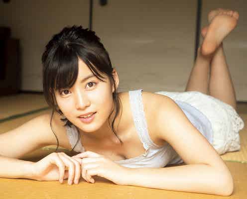 AKB48岡部麟、肌見せで自然体な姿 “切な顔”で魅せる