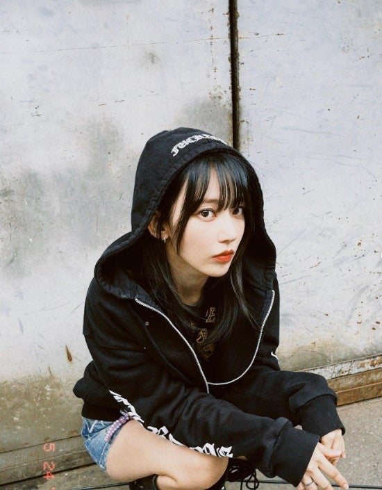 LE SSERAFIM宮脇咲良「NANA」風ショットで美脚＆ウエスト大胆披露