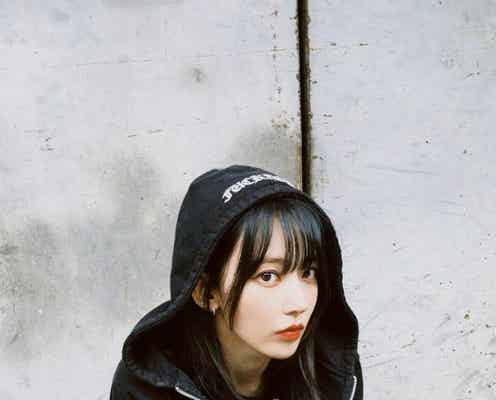 LE SSERAFIM宮脇咲良「NANA」風ショットで美脚&ウエスト大胆披露