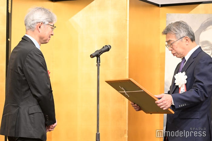 (左)佐藤玄(坂本昌行の代理)(C)モデルプレス