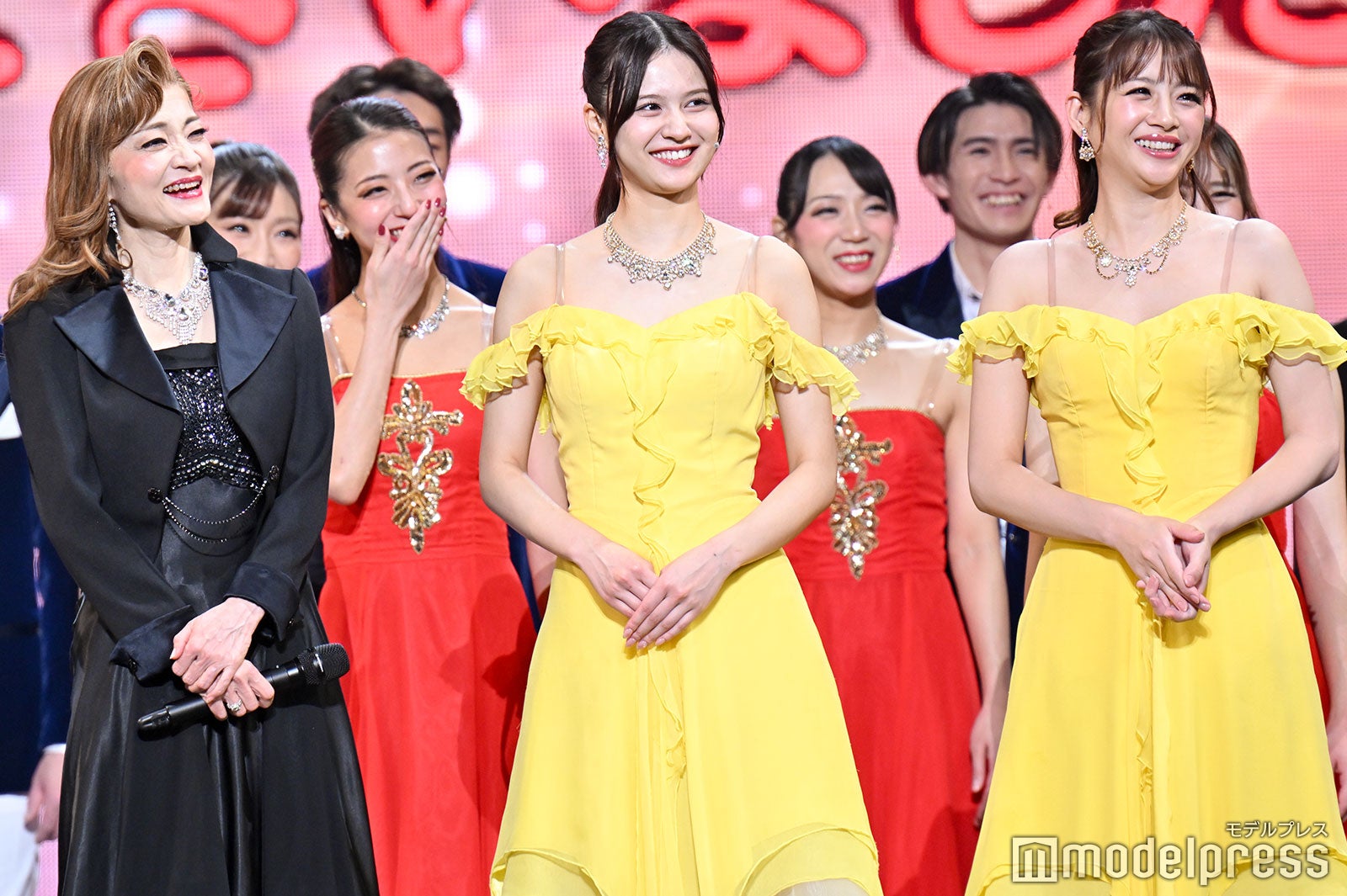 （中央）中村麗乃（C）モデルプレス
