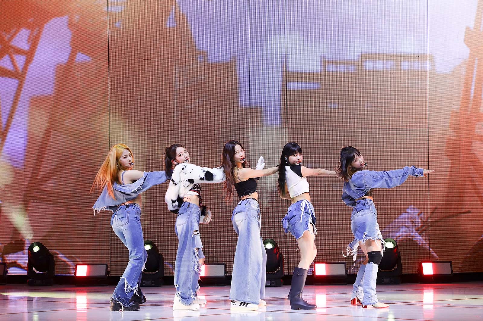 ユンジン、サクラ、カズハ、ウンチェ、チェウォン／LE SSERAFIM（P）＆（C）SOURCE MUSIC