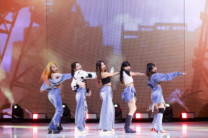 ユンジン、サクラ、カズハ、ウンチェ、チェウォン/LE SSERAFIM(P)&(C)SOURCE MUSIC