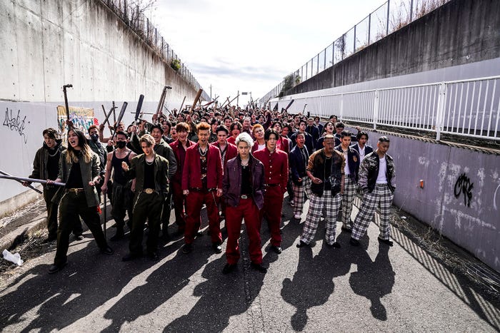 (中央右)中本悠太(C)2022「HiGH&LOW THE WORST X」製作委員会(C)高橋ヒロシ(秋田書店)HI-AX