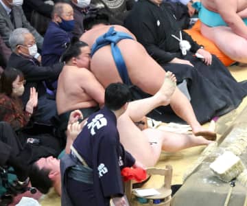 錦富士 痛恨の 勇み足 で初日黒星 行司軍配差し違えで白星逃す モデルプレス