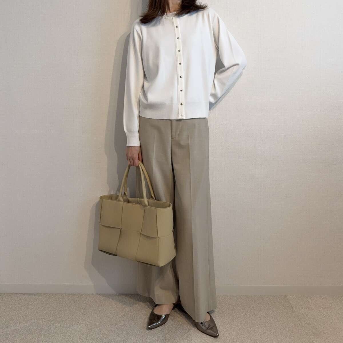 PLST　UVカットレーヨンブレンドメタルボタンカーディガンのベージュコーデ