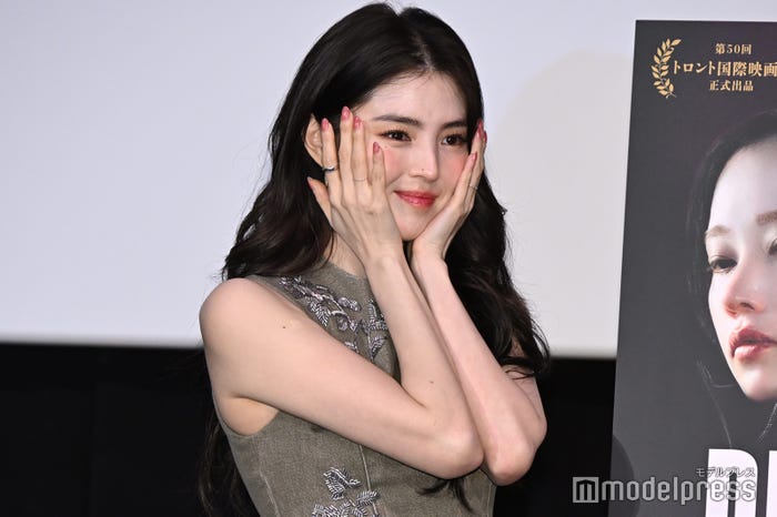 両手で顔を覆う可愛らしいポーズを決めたハン・ソヒ(C)モデルプレス