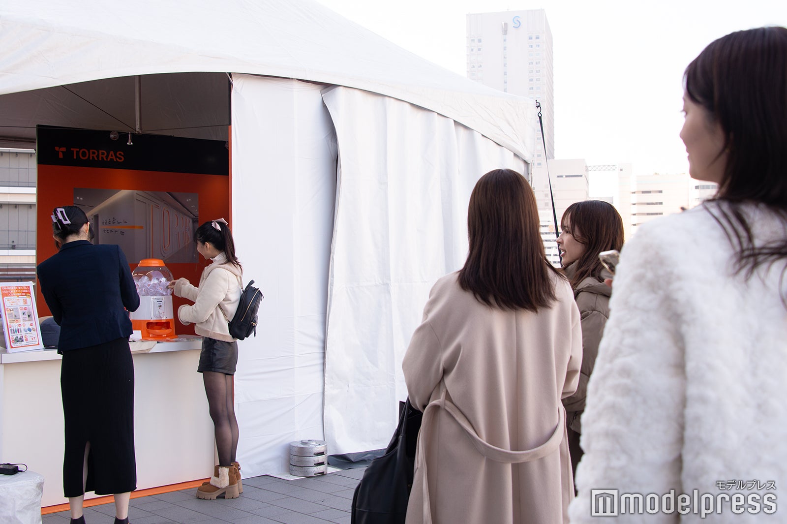 TORRASブースのガチャガチャに並ぶ来場者（C）モデルプレス